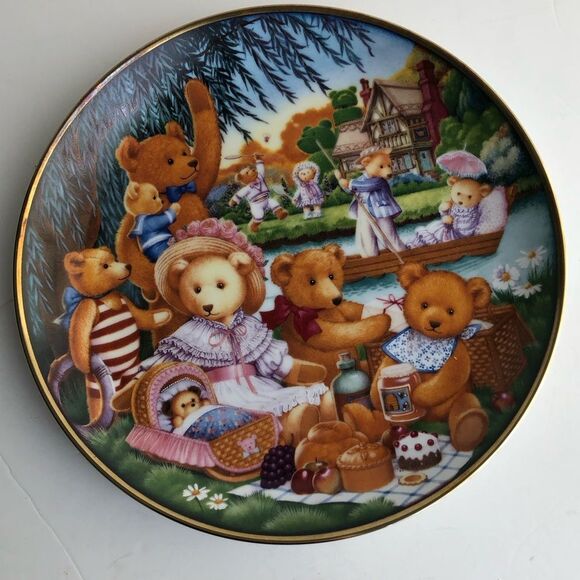 FRANKLIN MINT, TEDDY BEAR FAIR, FINE PORCELAIN 8" DIAMETER WITH GOLD TRIM - Picture 1 of 4